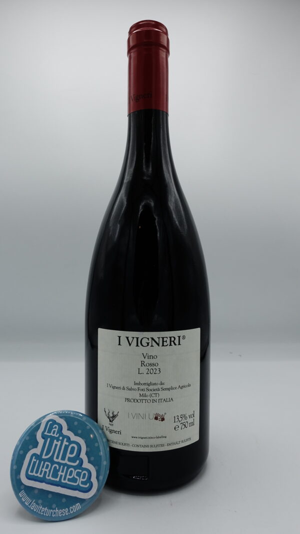 I Vigneri – Vino Rosso – 2023 - back I Vigneri – Vino Rosso prodotto con uva Nerello Mascalese, Nerello Cappuccio e Alicante sul vulcano Etna, vinificato in vasche di cemento.