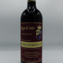 Poggio di Sotto – Brunello di Montalcino – 2019 Poggio di Sotto – Brunello di Montalcino prodotto con vigneti di 30 anni situate a sud est di Montalcino, invecchiato per 36 mesi in botti da 3000 litri.