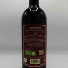 Poggio di Sotto – Brunello di Montalcino – 2019 - back Poggio di Sotto – Brunello di Montalcino prodotto con vigneti di 30 anni situate a sud est di Montalcino, invecchiato per 36 mesi in botti da 3000 litri.