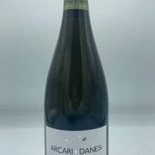Arcari e Danesi – Franciacorta Dosaggio Zero prodotto con il metodo Solouva, con uva Chardonnay e Pinot Bianco, 30 mesi sui lieviti.