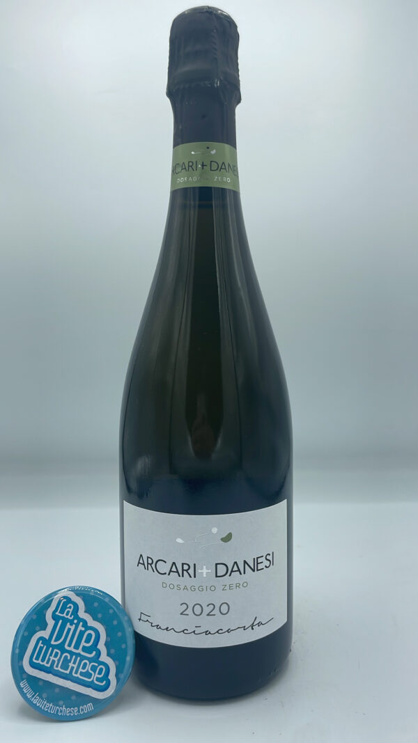 Arcari e Danesi – Franciacorta Dosaggio Zero prodotto con il metodo Solouva, con uva Chardonnay e Pinot Bianco, 30 mesi sui lieviti.