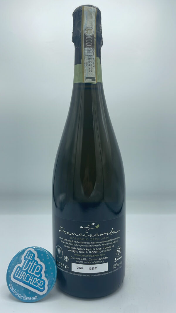 Arcari e Danesi – Franciacorta Dosaggio Zero prodotto con il metodo Solouva, con uva Chardonnay e Pinot Bianco, 30 mesi sui lieviti.