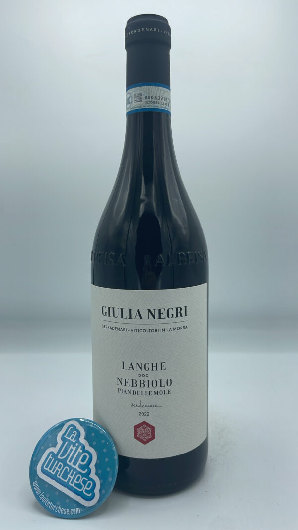 Giulia Negri – Langhe Nebbiolo Pian Delle Mole prodotto in una parte del vigneto Serradenari di La Morra, svolge 18 mesi di invecchiamento.