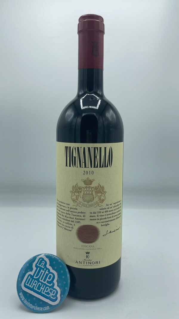 Antinori - Tignanello Toscana Igt one of the first Super Tuscans, produced in the vineyard of the same name with Sangiovese, Cabernet Sauvignon and Franc grapes.