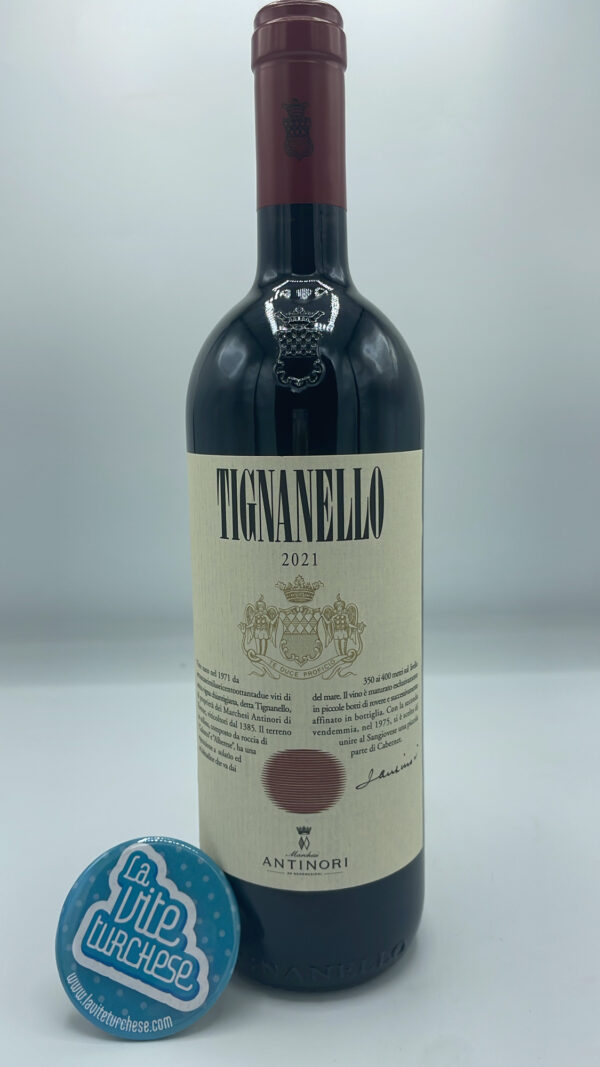 Antinori - Tignanello Toscana Igt one of the first Super Tuscans, produced in the vineyard of the same name with Sangiovese, Cabernet Sauvignon and Franc grapes.