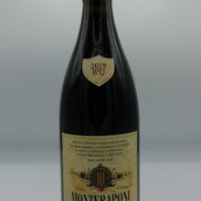 Monteraponi – Baron'Ugo Toscana Rosso Igt – 2019 Monteraponi – Baron'Ugo Toscana Rosso Igt prodotto a Radda in Chianti con uva Sangiovese, Canaiolo e Colorino, invecchiato per 36 mesi in botti grandi.