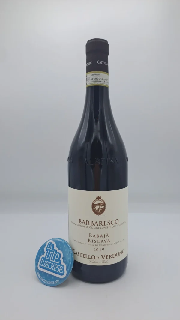 Castello di Verduno – Barbaresco Rabajà Riserva prodotto nelle annate più belle, con piante di 30-50 anni, invecchiato per 6 anni in cantina.