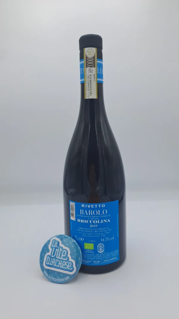 Rivetto – Barolo Briccolina – 2019 - back Rivetto – Barolo Briccolina prodotto nell'omonima vigna situata a Serralunga, considerata un giardino aperto e interamente lavorata con i principi biodinamici
