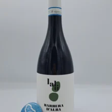 Lalu' - Barbera d'Alba - 2023 Lalu' - Barbera d'Alba prodotto nella borgata San Sebastiano di Monforte d'Alba in 2000 bottiglie, invecchiato in cemento e barrique.
