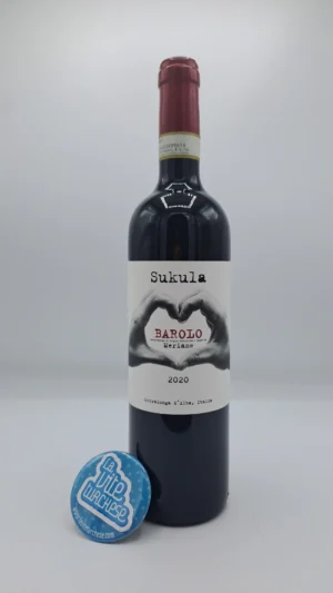 Sukula – Barolo Meriame prodotto nell'omonima vigna a Serralunga, esposta a sud ovest, svolge l'affinamento in tonneaux per 24 mesi.
