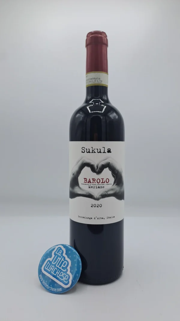 Sukula – Barolo Meriame prodotto nell'omonima vigna a Serralunga, esposta a sud ovest, svolge l'affinamento in tonneaux per 24 mesi.