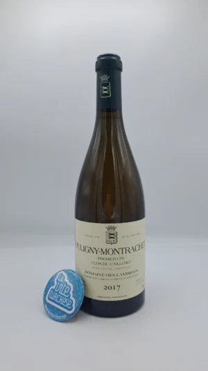 Domaine Des Lambrays - Puligny Montrachet 1er Cru Clos Du Cailleret prodotto in 1500 bottiglie con piante di 40 anni, invecchiato in botti per 10 mesi.