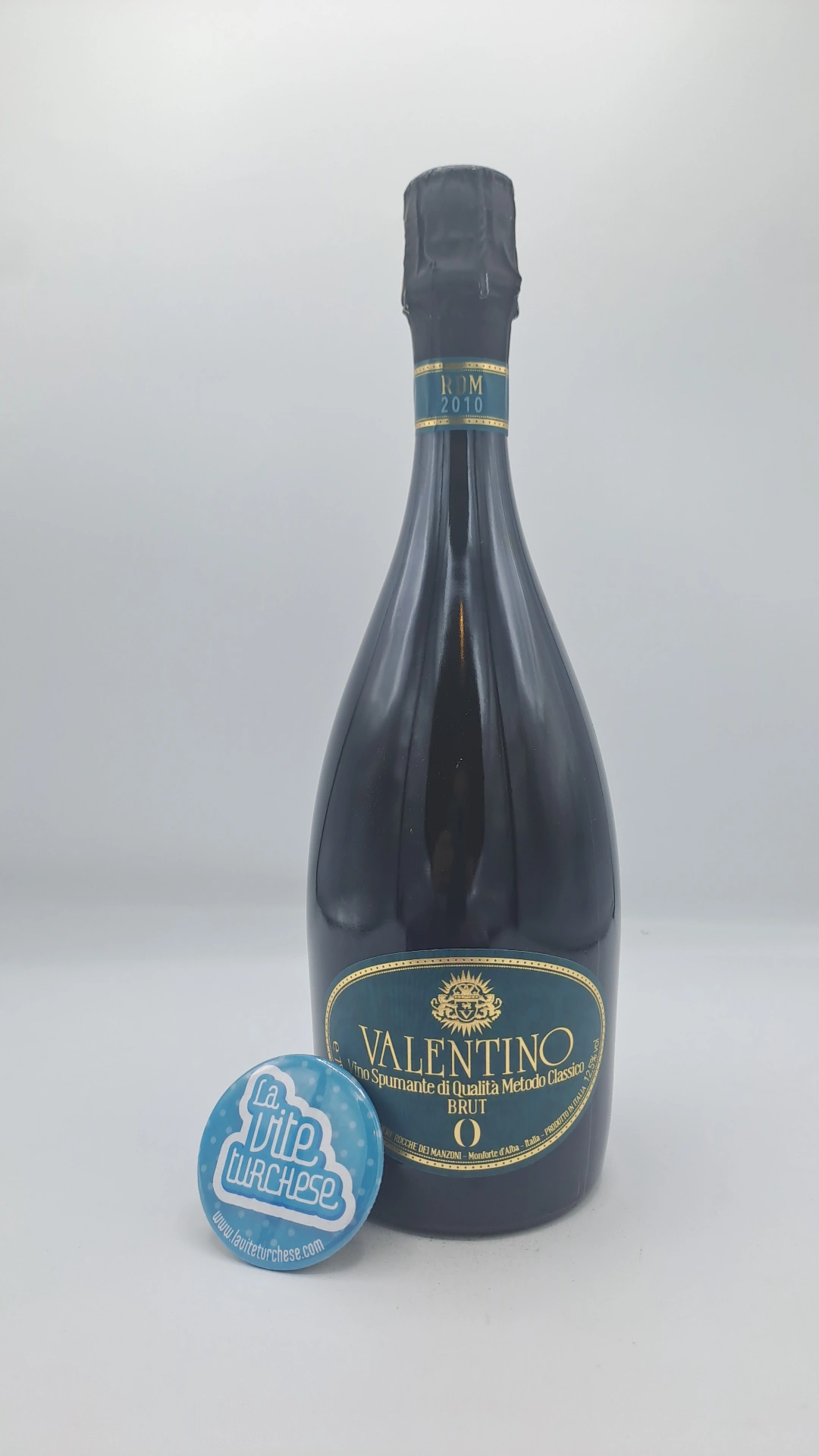 Rocche dei Manzoni – Spumante Valentino Brut Zero – 2010 Rocche dei Manzoni – Spumante Valentino Brut Zero prodotto con solo uva Chardonnay a Monforte d'Alba, invecchiato per 120 mesi sui lieviti.