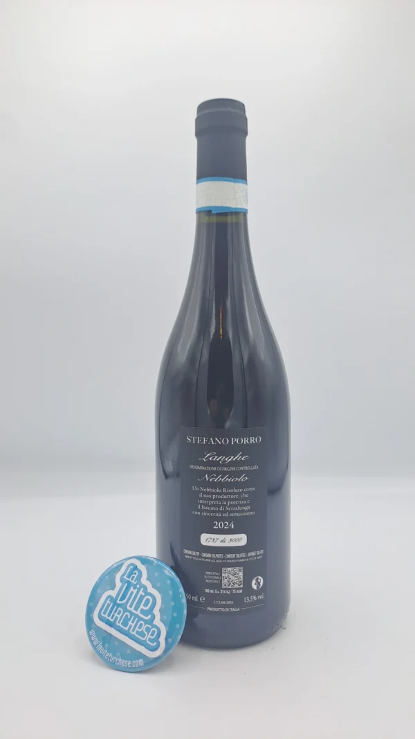 Stefano Porro – Langhe Nebbiolo prodotto nella vigna Cerrati di Serralunga, posizione da Barolo, solo 3000 bottiglie, vinificato per 7 mesi in botti usate.
