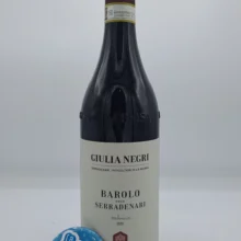 Giulia Negri – Barolo Serradenari – 2022 Giulia Negri – Barolo Serradenari prodotto nell'omonima vigna situata nella parte più alta di La Morra, invecchiato per 30 mesi in botti grandi.