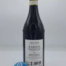 Giulia Negri – Barolo Serradenari – 2022 - back Giulia Negri – Barolo Serradenari prodotto nell'omonima vigna situata nella parte più alta di La Morra, invecchiato per 30 mesi in botti grandi.