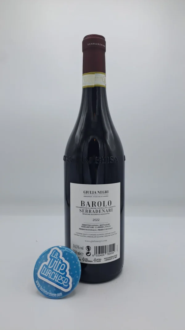 Giulia Negri – Barolo Serradenari – 2022 - back Giulia Negri – Barolo Serradenari prodotto nell'omonima vigna situata nella parte più alta di La Morra, invecchiato per 30 mesi in botti grandi.