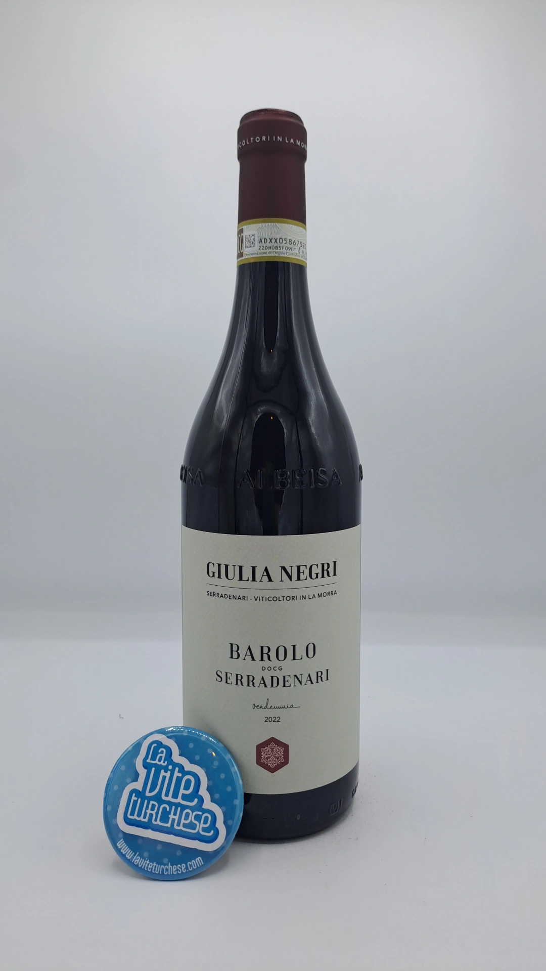 Giulia Negri – Barolo Serradenari – 2022 Giulia Negri – Barolo Serradenari prodotto nell'omonima vigna situata nella parte più alta di La Morra, invecchiato per 30 mesi in botti grandi.