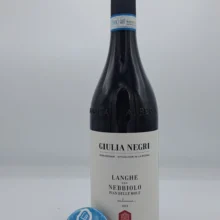 Giulia Negri – Langhe Nebbiolo Pian Delle Mole prodotto in una parte del vigneto Serradenari di La Morra, svolge 18 mesi di invecchiamento.
