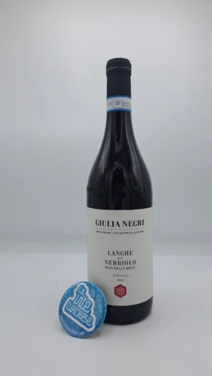Giulia Negri – Langhe Nebbiolo Pian Delle Mole prodotto in una parte del vigneto Serradenari di La Morra, svolge 18 mesi di invecchiamento.