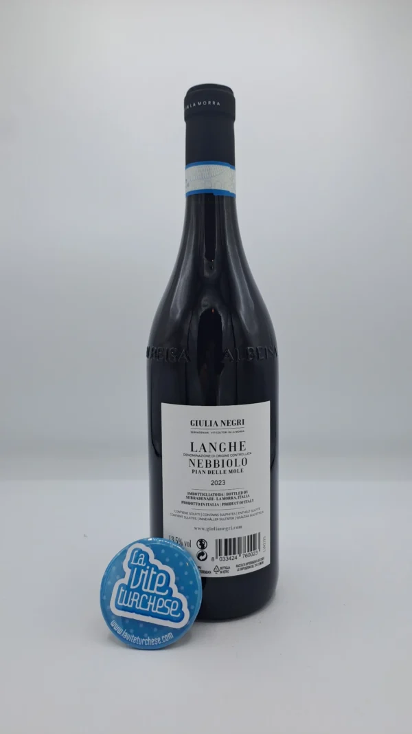 Giulia Negri – Langhe Nebbiolo Pian Delle Mole prodotto in una parte del vigneto Serradenari di La Morra, svolge 18 mesi di invecchiamento.