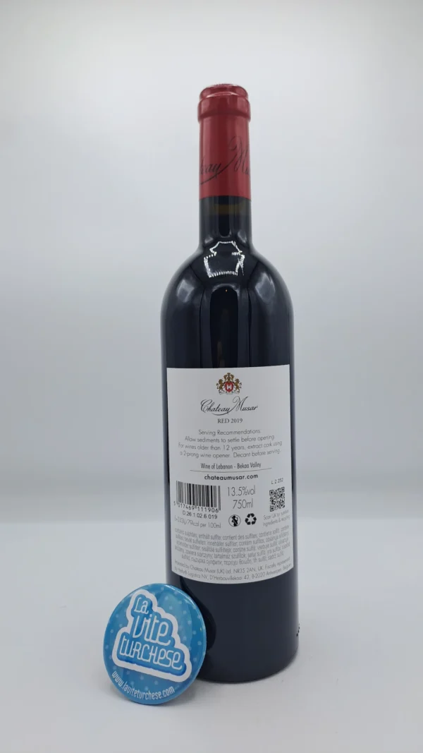Chateau Musar - Musar Red prodotto nella valle di Bekaa in Libano, con uve Cabernet Sauvignon, Cinsault, Carignan. 7 anni di invecchiamento.