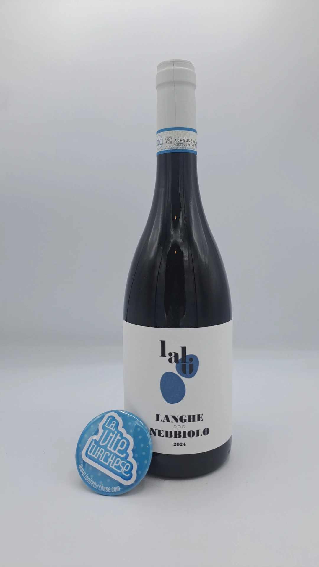 Lalu' - Langhe Nebbiolo DOC - 2024 Lalu' - Langhe Nebbiolo DOC prodotto da due giovani ragazze in sole 3000 bottiglie da vigneti situati tra La Morra e Monforte.